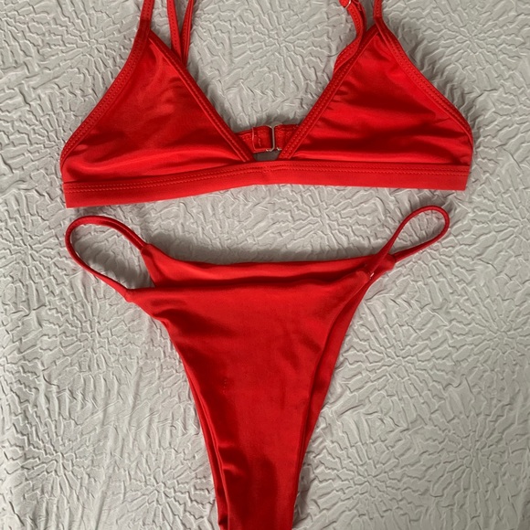 Red bikini - Picture 2 of 2